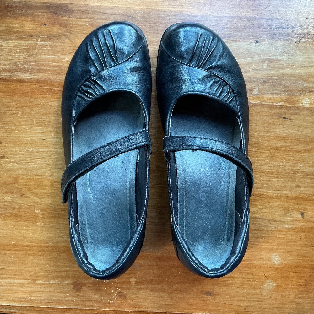 Naot Mary Jane Black Leather Flats, Size 38 (7-7.5)